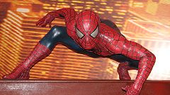 Ετοιμαστείτε να γίνεται.. Spiderman με τα ειδικά γάντια!