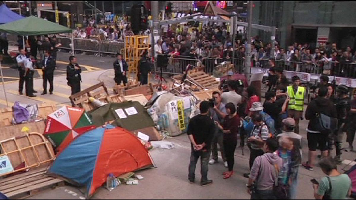 پلیس هنگ کنگ کمپ های دانشجویان دموکراسی خواه را برمی چیند
