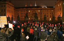 Távozásra szólították fel a tüntetők a cseh elnököt