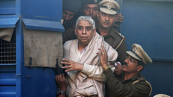 Rendőrök ezrei ostormolták egy titokzatos hindu szekta főhadiszállását Rendőrök ezrei ostormolták egy titokzatos hindu szekta főhadiszállását