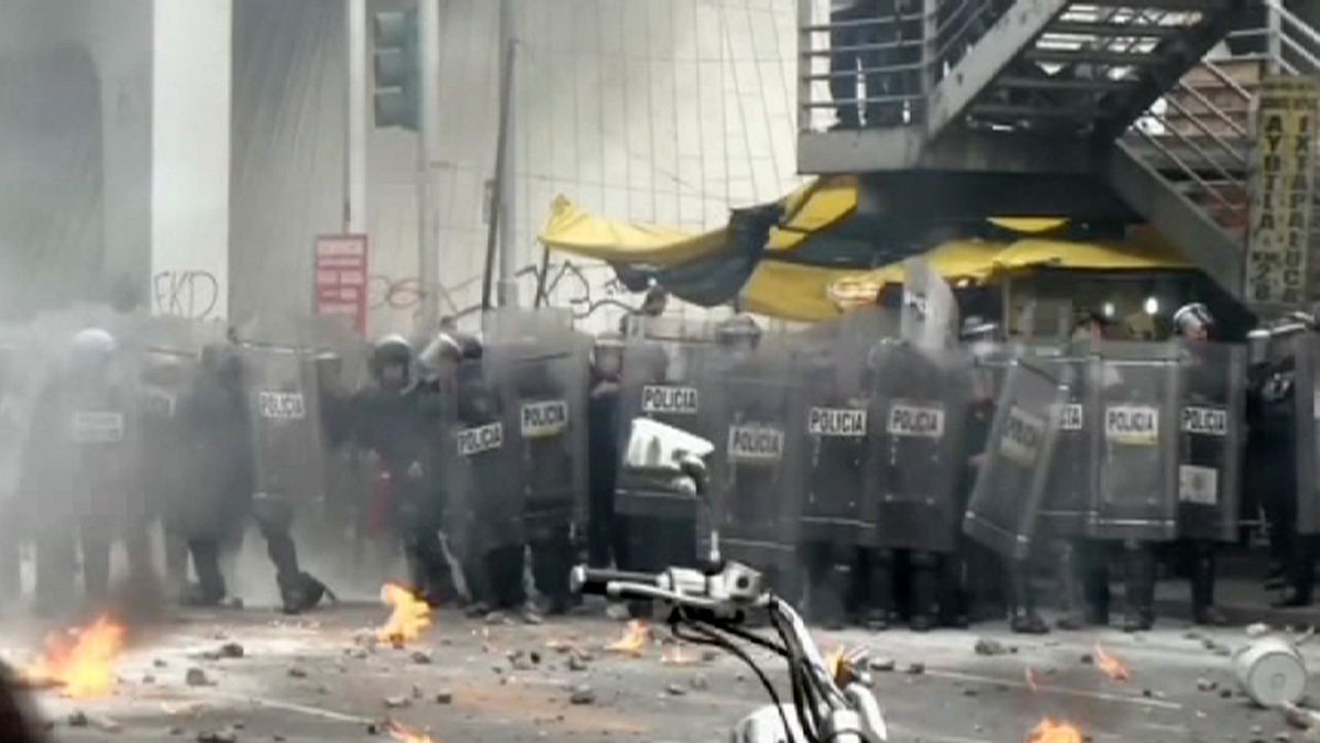 México: manifestantes tentam bloquear aeroporto em protesto contra 43 desaparecidos
