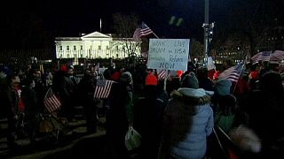 Decenas de inmigrantes celebran a las puertas de la Casa Blanca el decreto de Obama