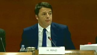 Itália: Renzi avança com reforma laboral apesar de oposição sindical