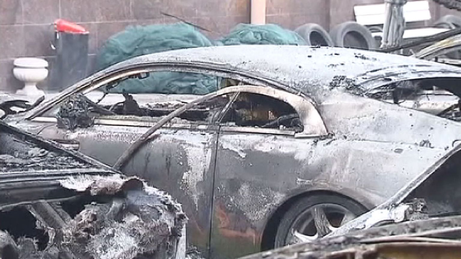 Москва: пожар на элитной автопарковке