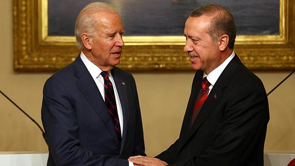 Biden et Erdogan discutent d'une transition de pouvoir en Syrie Biden et Erdogan discutent d'une transition de pouvoir en Syrie