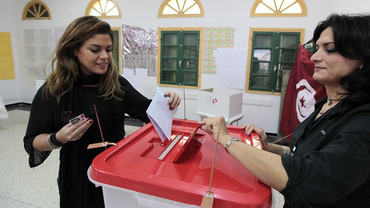 رای دهندگان تونسی پای صندوق های رای برای انتخاب رئیس جمهور آینده