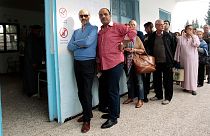 Präsidentenwahl in Tunesien: Schlangen vor Wahllokalen