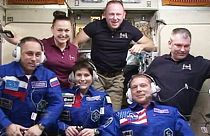 Neue ISS-Crew vor verschlossener Tür