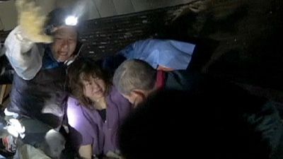 Embereket mentenek a japán földrengés után