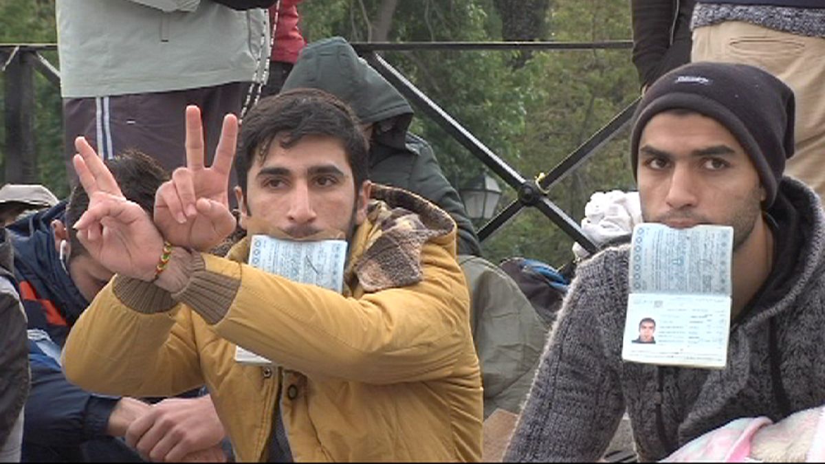 Сирийские беженцы объявили  голодовку напротив парламента Греции