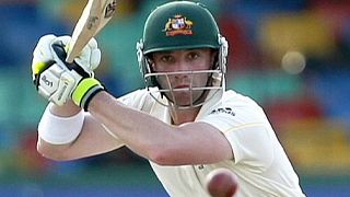 Estrela do críquete australiano Phillip Hughes luta pela vida