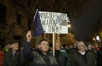 Húngaros protestam contra nacionalização de fundos de pensões