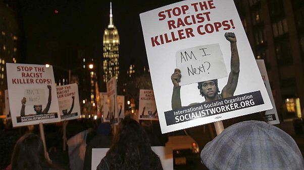 EUA: tensão mas sem motins em nova noite de protestos em Ferguson EUA: tensão mas sem motins em nova noite de protestos em Ferguson