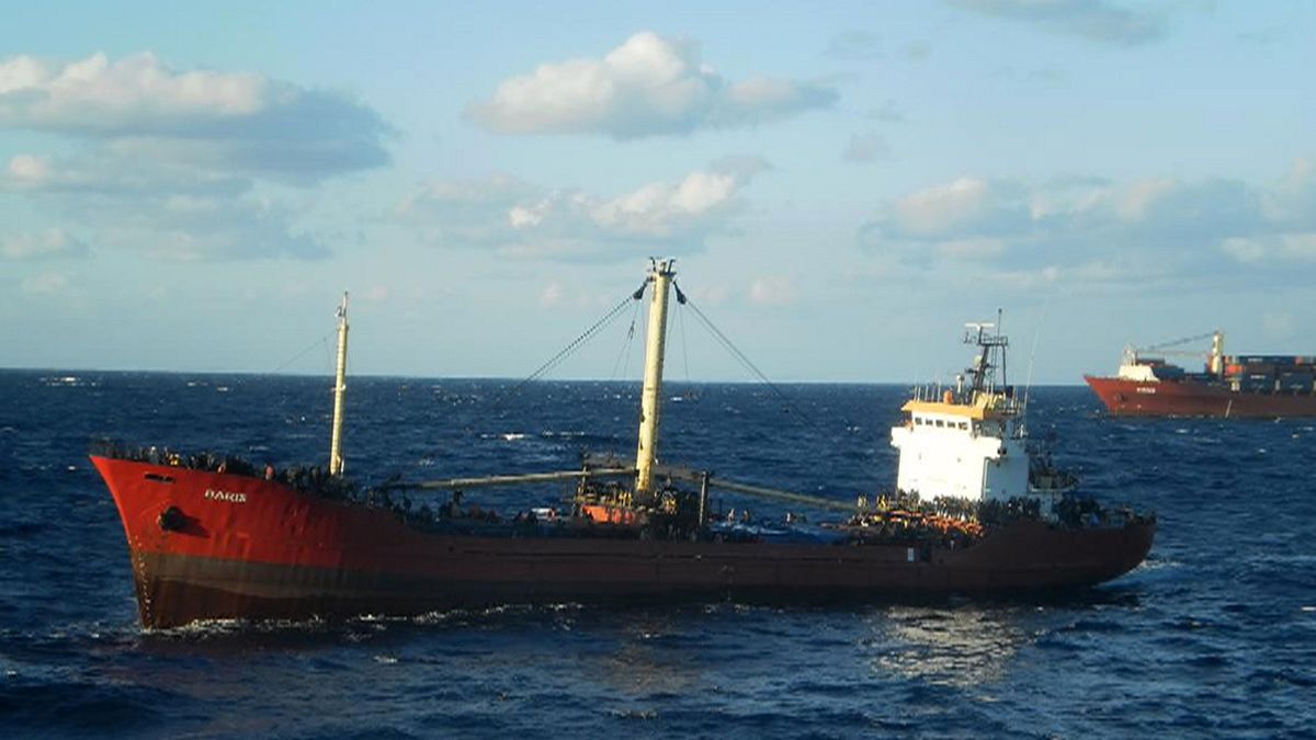 کشتی باری مملو از مهاجر در آبهای یونان دچار حادثه شد