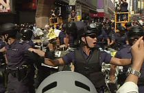 الشرطة تواصل إجلاء أحياء هونغ كونغ وتعتقل ناشطان من الحركة الطلابية