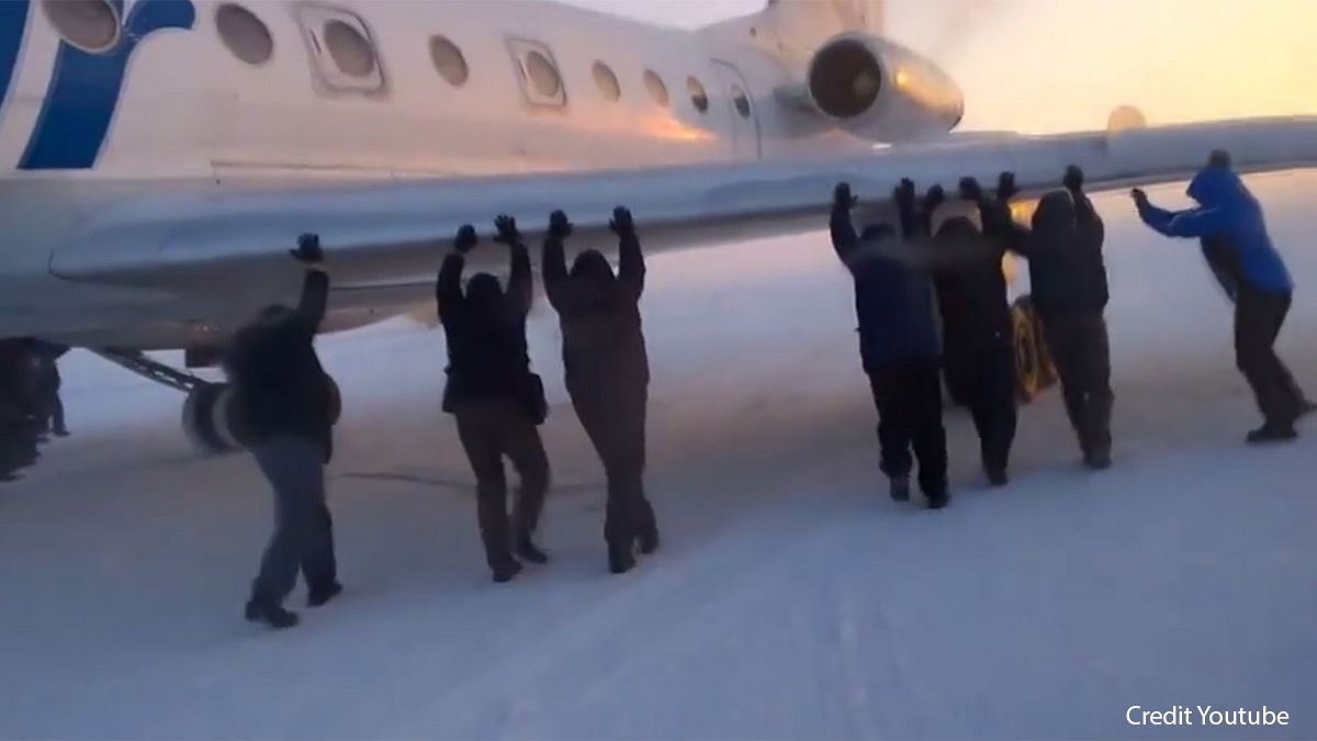 Οι επιβάτες σπρώχνουν το αεροπλάνο για να ξεκολλήσει από τα χιόνια! Βίντεο