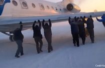 Siberia: el frío obliga a los pasajeros de un avión a empujar para despegar
