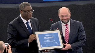 پارلمان اروپا جایزه ساخاروف را به دکتر دنیس موک وگه اهدا کرد