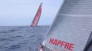 Volvo Ocean Race: Abu Dhabi trotz Segelriss ganz vorn