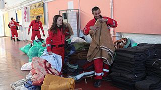 La Grèce recueille les 700 migrants d'un cargo à la dérive