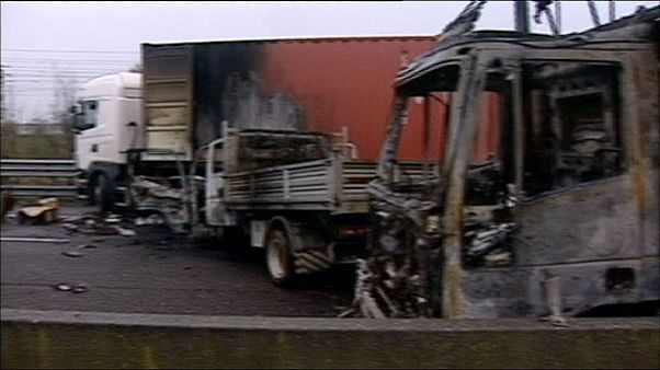 Rapina fallita contro portavalori: scena da stuntmen sulla A1 Rapina fallita contro portavalori: scena da stuntmen sulla A1