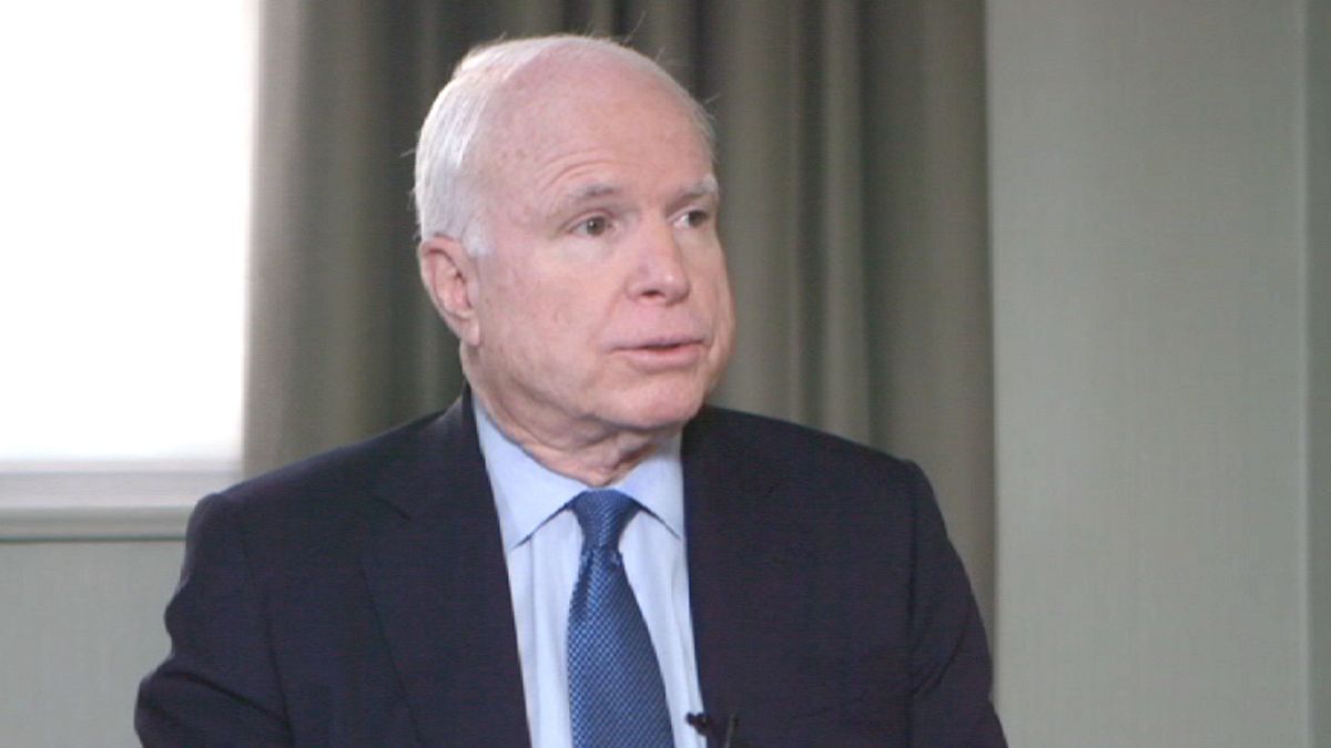 John McCain: Enfrentar Putin pela Ucrânia e impor sanções "a sério"