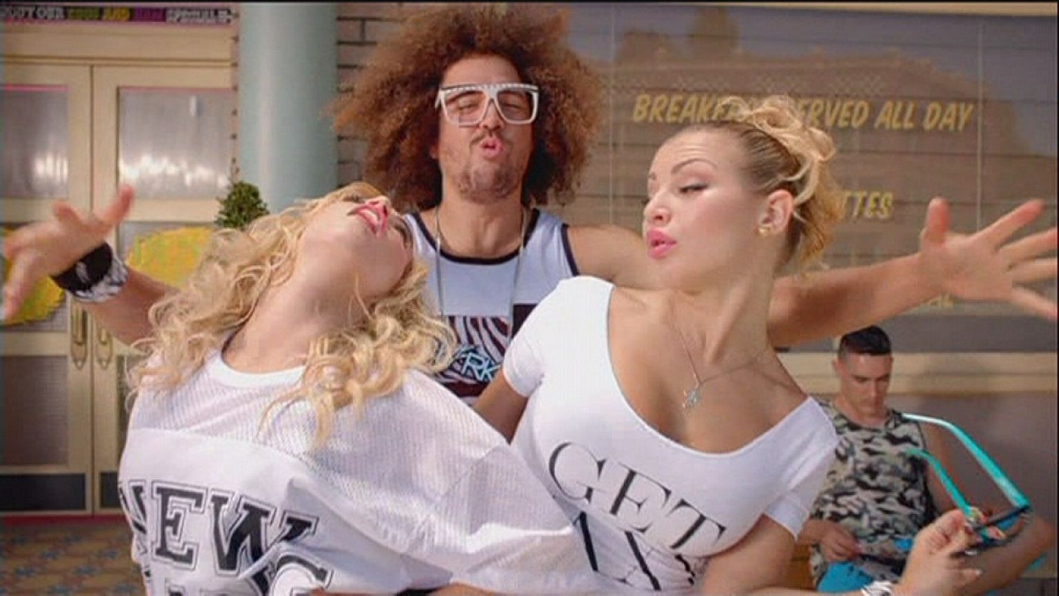 Hódít a szexi szaxis - itt az új Redfoo-single