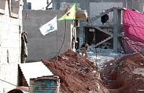Kobane: una telecamera entra nella città assediata da Isil. Damasco bombarda Raqqah