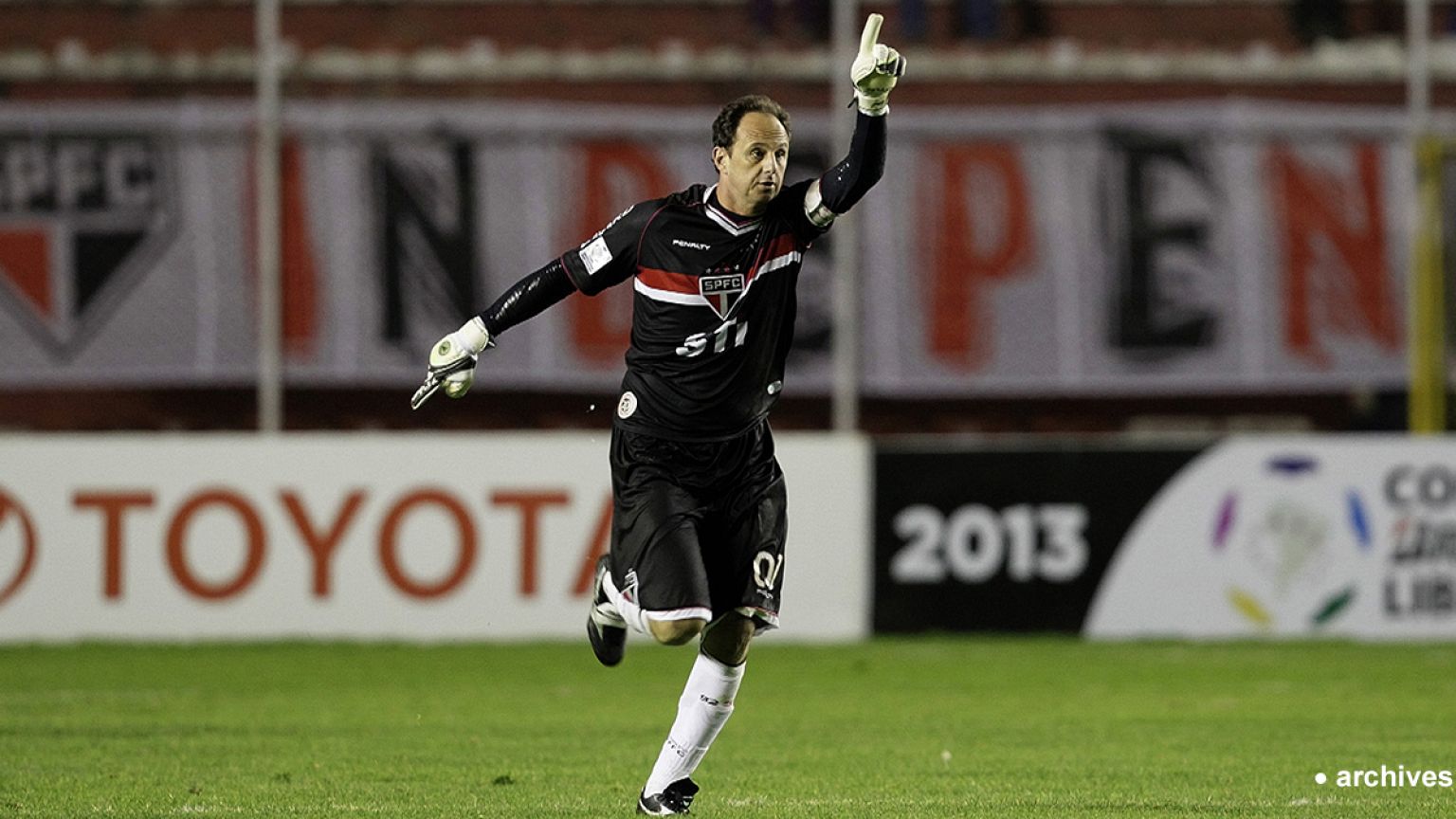 Rogerio Ceni seguirá parando y goleando para el Sao Paulo