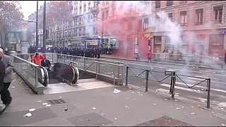 Ulusal Cephe lideri Marine Le Pen koltuğunu korudu