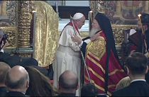Ferenc pápa imádkozott a Kék Mecsetben, és találkozott az ökumenikus pátriárkával