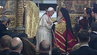 Ferenc pápa imádkozott a Kék Mecsetben, és találkozott az ökumenikus pátriárkával