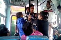 India, molestate sul bus si difendono. Premiate due studentesse