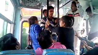 Inde : deux soeurs héroiques repoussent leurs agresseurs dans un bus