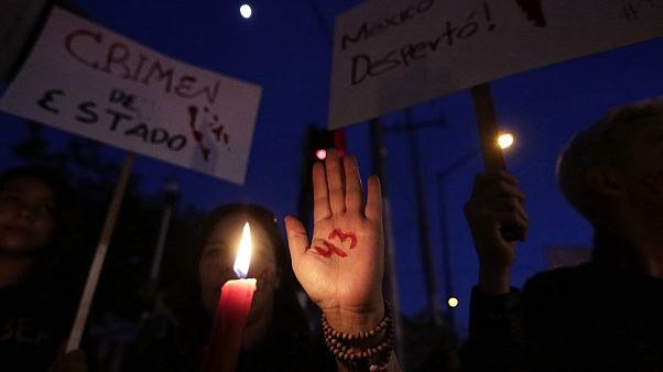 Meksika'da Nieto karşıtı göstericilerle polis çatıştı Meksika'da Nieto karşıtı göstericilerle polis çatıştı