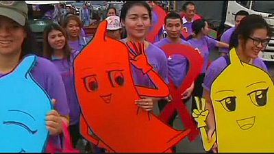 Tayland'da binlerce kişi AIDS'le mücadele için sokaklarda