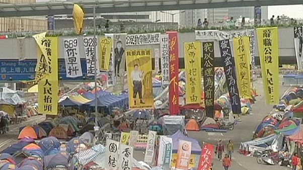 Hong Kong'da protesto liderlerinden öğrencilere geri çekilin çağrısı Hong Kong'da protesto liderlerinden öğrencilere geri çekilin çağrısı