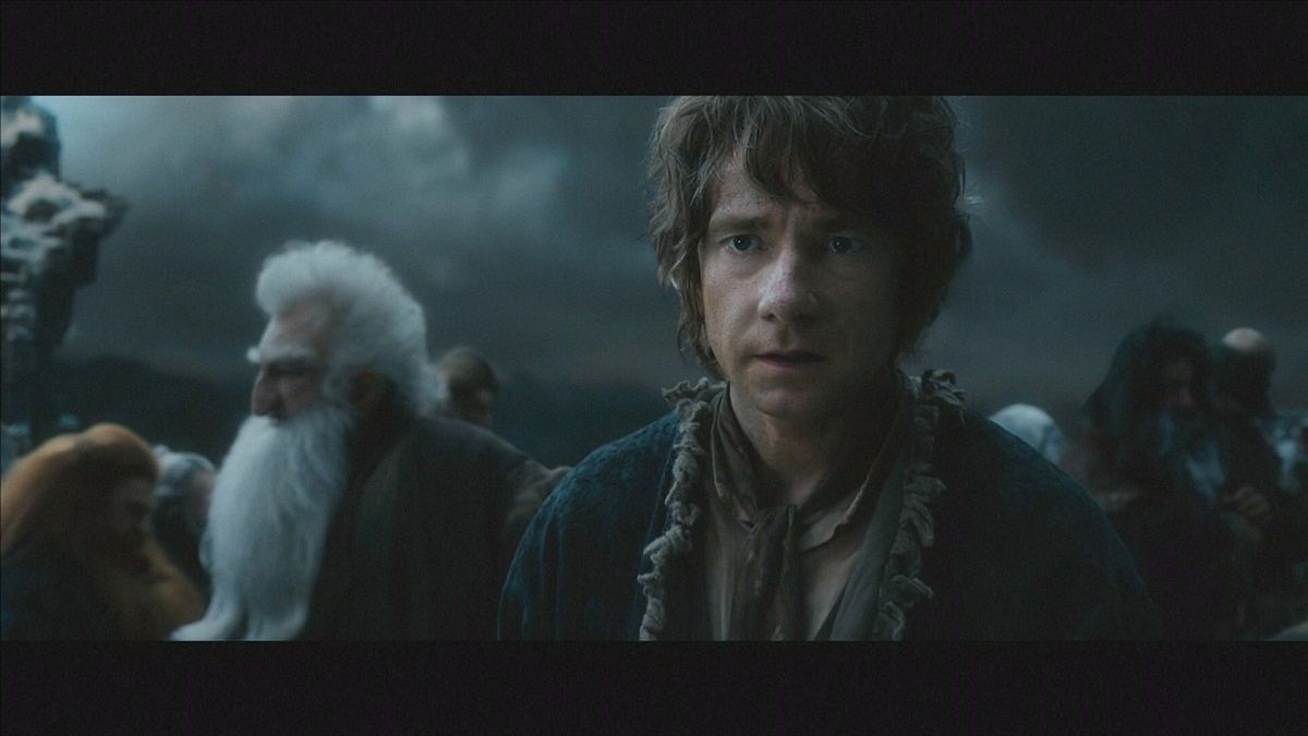 Hosszú sorokban kígyóztak Középfölde rajongói a harmadik Hobbit-film világpremierjén Londonban