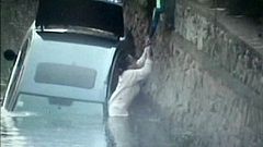 Auto im Wasser, Fahrerin gerettet