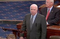 McCain reaviva la tensión entre Washington y Budapest