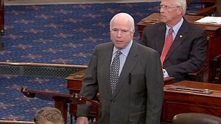 McCain reaviva la tensión entre Washington y Budapest