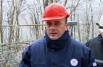 Capacete salva ministro sérvio da Energia