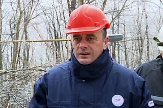 Safety helmet saves Serbian minister from falling ice