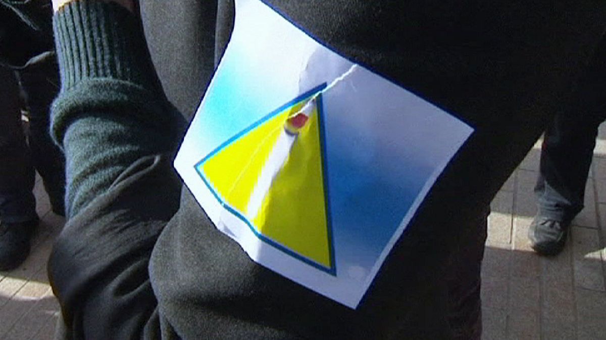 Желтый треугольник  вызвал протесты во Франции