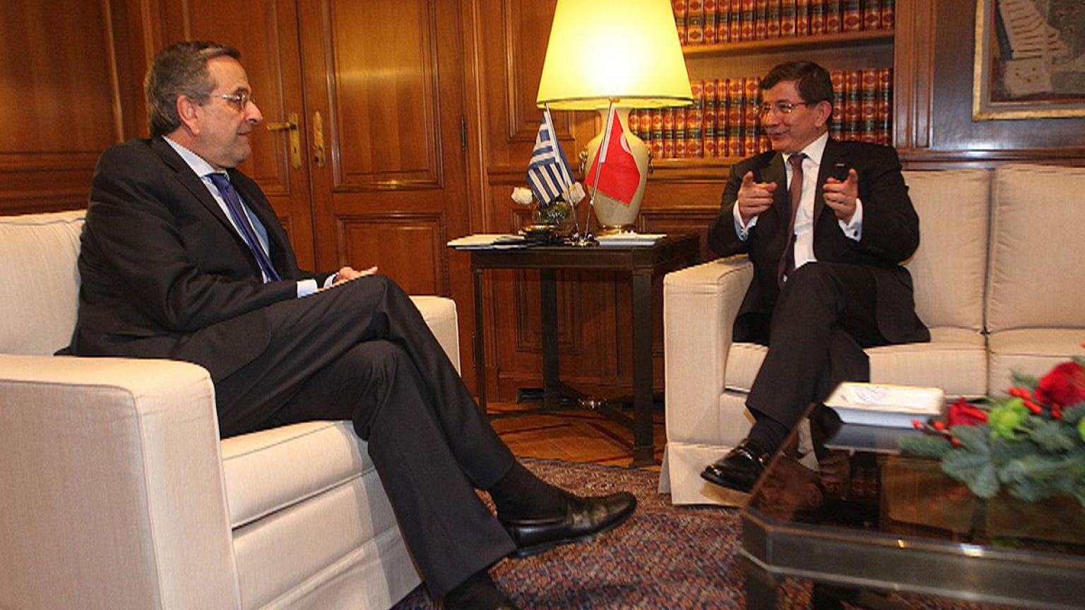 El turco Davutoglu viaja a Atenas para rebajar tensión con Grecia