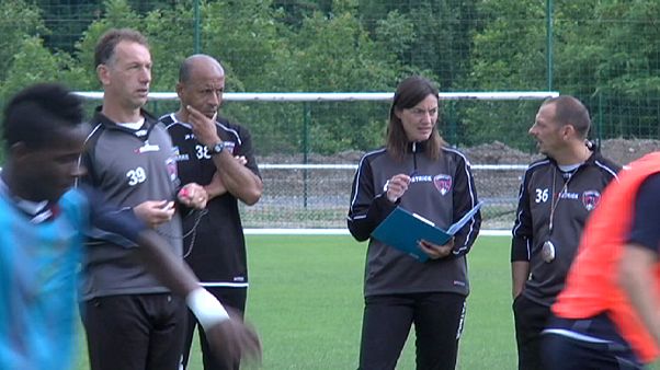 Corinne Diacre, l'entraîneur de Clermont Foot agacée qu'on lui rappelle qu'elle est une femme Corinne Diacre, l'entraîneur de Clermont Foot agacée qu'on lui rappelle qu'elle est une femme