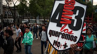 المكسيكيون يحتجون في شوارع عاصمتهم للمطالبة بالحقيقة حول اختفاء 43 طالبا