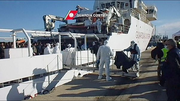 Italia: 600 migranti soccorsi in poche ore dalla Guardia Costiera Italia: 600 migranti soccorsi in poche ore dalla Guardia Costiera