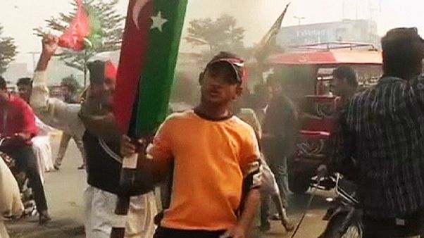 Paquistão: protesto da oposição degenera em confrontos em Faisalabad Paquistão: protesto da oposição degenera em confrontos em Faisalabad