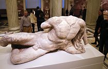 Atenas irritada com empréstimo britânico de estátua do Pártenon ao Hermitage